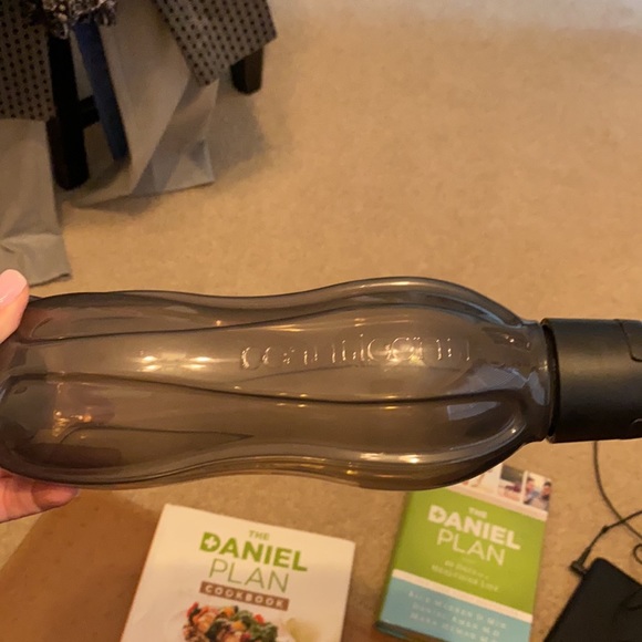 Daniel Plan Bk/Cookbook & Smoke Gray Water Bottle - Picture 5 of 8